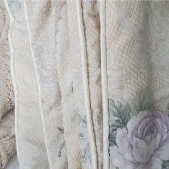 The Bay Reversible Twin Floral Comforter In Cream + single large Decorative Sham - Picture 10 of 11